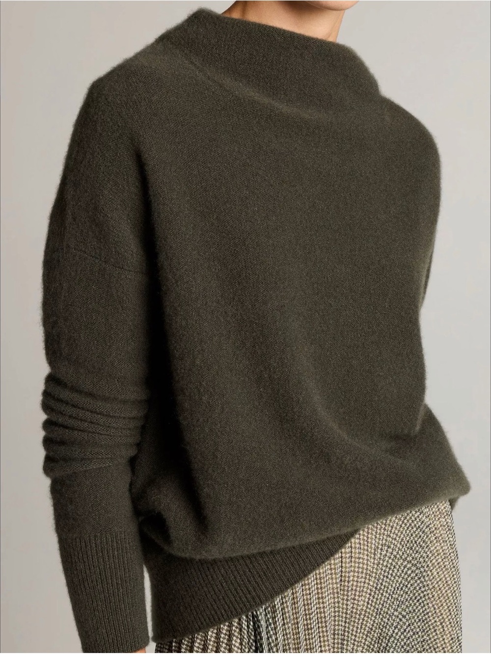 Vince Cashmere Funnel neck in Green Size Large Like New